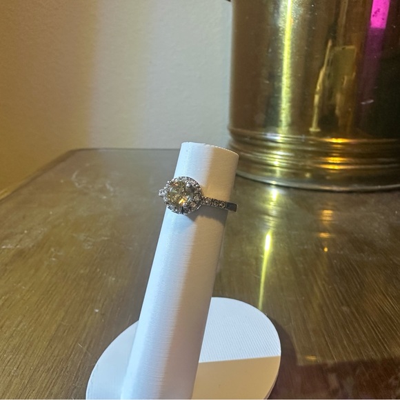 Jewelry - Elegant Silver Ring with Yellow Gemstone